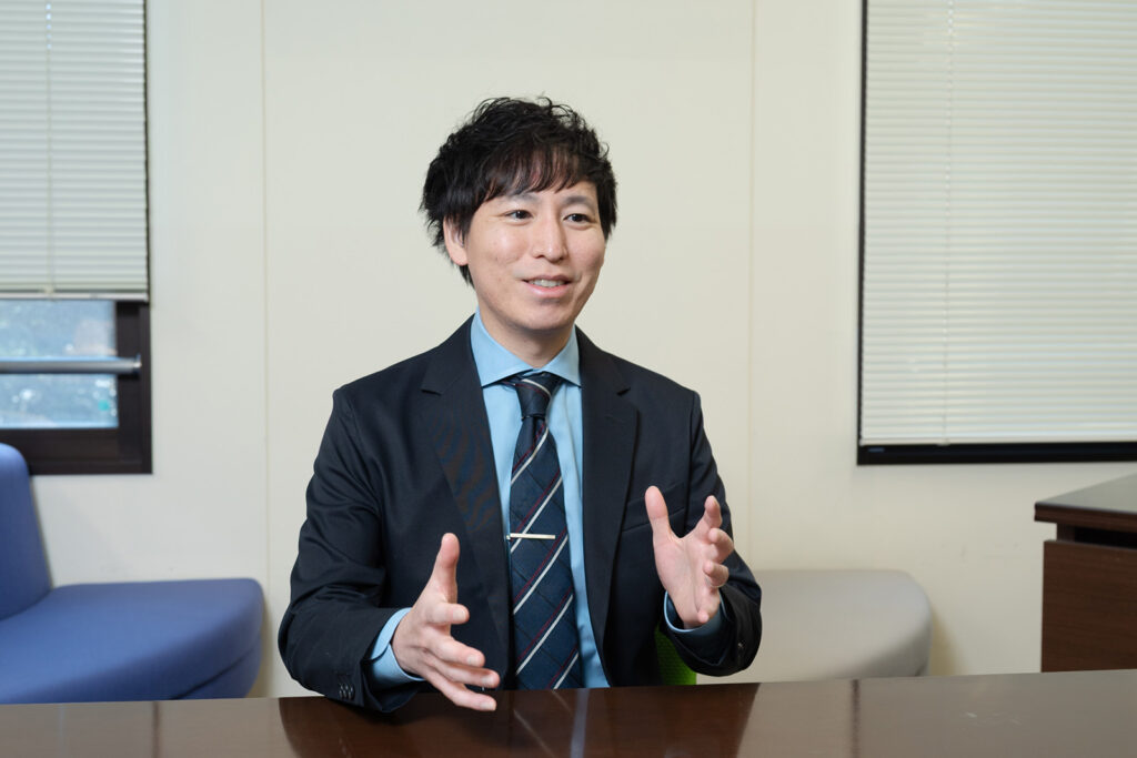 スマホ依存に詳しい東北大学の榊浩平さん